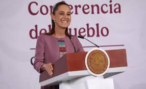 Sheinbaum celebra en la mañanera su cumpleaños 64