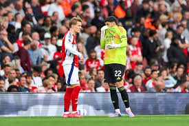 Neue Regel: Rot für Spieler mit Hand vor Mund