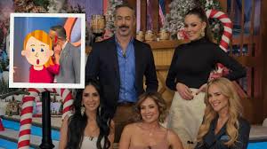 Beso entre Carlos Arenas y conductora en vivo desata rumores en Cuéntamelo ya!