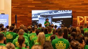 "Véio da Havan" abre a mão e libera R$ 90 milhões para os 23 mil funcionários da rede