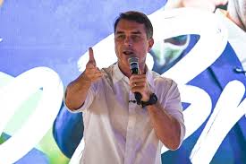 Brazil election: Voters choose between Lula and Bolsonaro's son - BBC