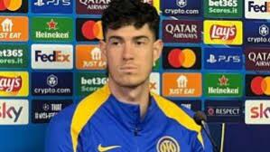 Bastoni-Barcellona, la trattativa è bloccata: il difensore verso la permanenza