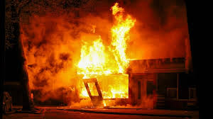 Brand in Emmeloord legt winkels in as, zes woningen ontruimd