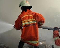 Image of Contoh simulasi pemadaman kebakaran tingkat awal dengan selang dan nozzle