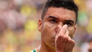 O que significam os símbolos da comemoração de Casemiro ao fazer gol
