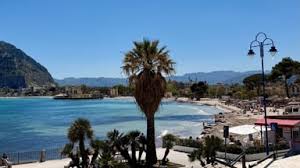 Dalla pulizia della spiaggia agli agenti in "tenuta balneare": ecco il piano da 300 mila euro del Comune per Mondello