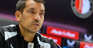 Van Bronckhorst erkent: "In de window heb je veel onzekerheid"