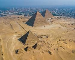 ギザの三大ピラミッドの画像