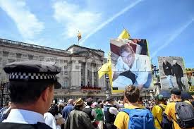 Protestan contra Andrew en desfile Trooping the Colour