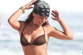 Isis Valverde exibe boa forma em dia de praia