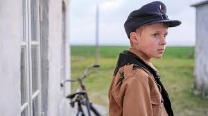 Elokuva-arvio | Hitleriä palvova äiti masentuu ja poika koettaa tarjota lohtua hunajalla voidellulla leivällä