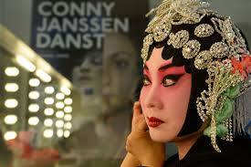 Wang Rongrong, well known Peking Opera actoress, puts on makeup before performance in Nederlands. Edited and translated by Huang Jin, People&#39;s Daily Online - F201306090828051265365123