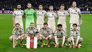 Theo Janssen onthult welke spelers van Ajax weg mogen of moeten: onder meer Youri Baas, Rayane Bounida en Ko Itakura