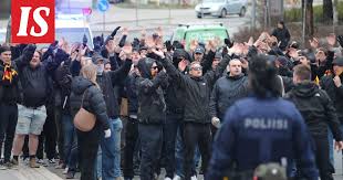 Jokerien fanit karjuivat kaduilla, poliisi paikalla – ”Kaikenlaista sitä näkee”