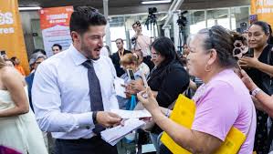 Samuel García y Mariana Rodríguez entregan tarjetas para apoyo a mujeres en la colonia Independencia en Monter