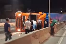 Carreta tomba, atinge carros e provoca interdição na Fernão Dias