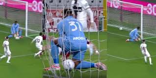 La papera clamorosa di Suzuki: palla sotto le gambe! La fotosequenza del gol di Simeone in Torino-Parma