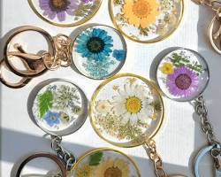 aesthetic resin keychain with dried flowers, buatan AI