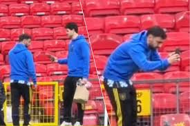 “Jullie zijn mij een koffie verschuldigd”: Man United-aanvoerder Fernandes speelt fotograaf voor Lammens en zijn maats