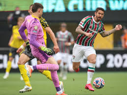 Everaldo, do Fluminense, explica lance desperdiçado no Mundial