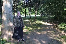 Mary in park that was once the Raritan River estate of Edward and Anne Antill - marytreeculayered550