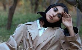 نگاهی به استایل مدرسه‌ای و متفاوت آدرینا صادقی، مائده سریال احضار با کوله پشتی خشمگین + عکس