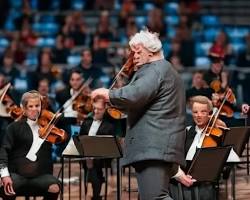 Imagem de conductor leading an orchestra