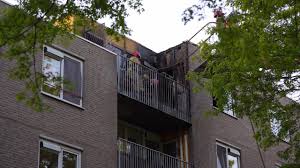 Uitslaande brand op derde verdieping van flat in Eindhoven onder controle, bewoner ongedeerd