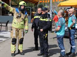 Omstander blust brand op dakterras boven winkels