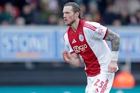 LIVE eredivisie | Fred Grim kiest voor Wout Weghorst in de spits, ook Oscar Gloukh verschijnt aan de aftrap tegen PEC Zwolle