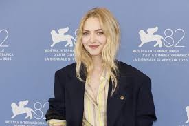 Julia Roberts et Amanda Seyfried: Le même look Versace fait sensation!