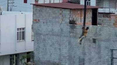 Adana'da beton mikseri hortumuna tutunan işçi