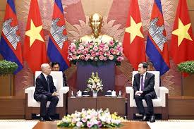 Top legislator meets with Cambodian King in Hà Nội