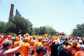 Fans neerlandeses inician en Fundidora caminata al estadio