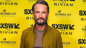 Rodrigo Santoro mostra a primogênita em parque na Espanha