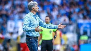 Renato Gaúcho diz que Grêmio 'criava, finalizava e corria pouco' com Luis Castro: 'Não melhorou?'