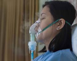 Gambar Pasien menggunakan masker oksigen