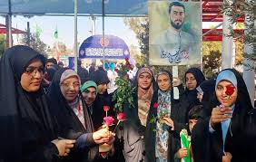 تجدید بیعت نوجوانان با "آرمان انقلاب" در بهشت‌زهرا(س) + فیلم