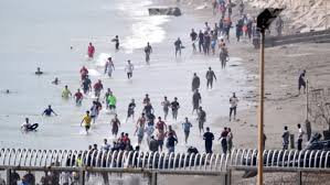 Miles de personas cruzan desde Marruecos hacia el pequeño territorio español de Ceuta