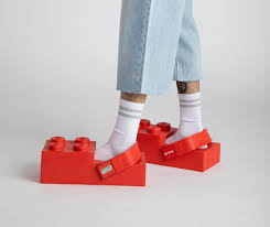 ¿Piezas de lego como zapatos? Así es la nueva colaboración entre Crocs y LEGO