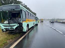 Colisão entre ônibus e caminhão é registrada na Washington Luís