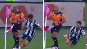 ¡Quítese, árbitro! Diego Rossi pateó a abanderado en tiro de esquina y terminó en el suelo (VIDEO)
