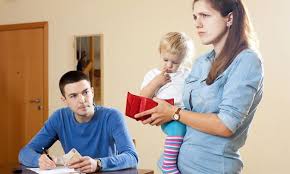 Rodzice myślą o oszczędzaniu, ale tego nie robią. "Żyjemy od pierwszego do pierwszego"