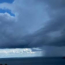 Mayotte Sous Alerte Météo! Pluies Torrentielles et Orages Imminents!