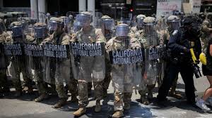 Toque de queda y protestas en Los Ángeles por redadas migratorias - Imagen principal del artículo