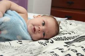Resultado de imagem para bebês nascem com olhos azuis
