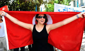 Résultat de recherche d'images pour "fille qui tient le drapeau de la tunisie"