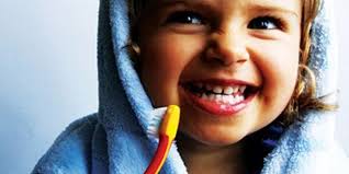 Süt dişlerindeki sorunların, &#39;nasıl olsa yerine yenileri gelecek&#39; yanılgısına düşmeden tedavi edilmesi gerektiğini belirten Diş Hekimi Emre Kural, ... - headline