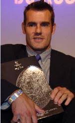 JEAN-VICTOR BERTRAND alias LE PISTOLERO. Voila JVB et son trophée de Meilleur Marqueur de la saison 2003 - 2004 à la Nuit du Rugby. - 140080491