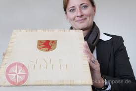 Stadtsprecherin Simone Kötter mit dem goldenen Buch der Stadt ...